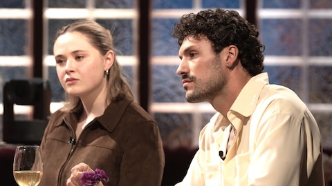 Frédérick Robichaud et Emi Chicoine attablés dans le décor de l'émission Bonsoir bonsoir.
