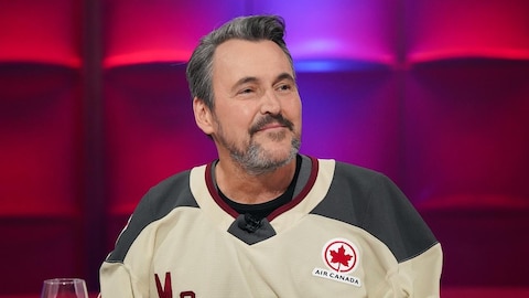 Guy A. Lepage porte le chandail de la nouvelle équipe de hockey professionnel féminin à Montréal.