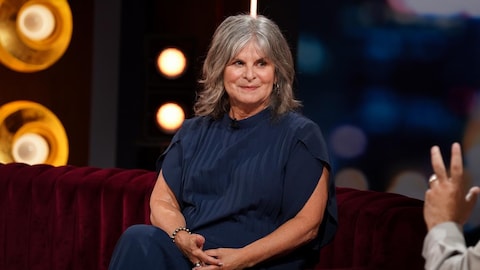 Guylaine Tremblay est assise sur un canapé sur la plateau de Bonsoir bonsoir.