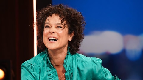 La production est encore jeune / Karine Dufour Hélène Bourgeois Leclerc souriante dans les décors de Bonsoir bonsoir.