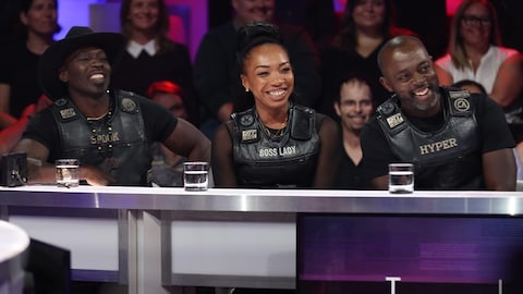 Trois personnes qui sourient.