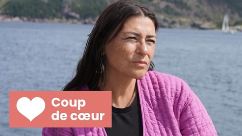 Elisapie adossée au mur d'une cabane des magasins Hudson's bay Company.