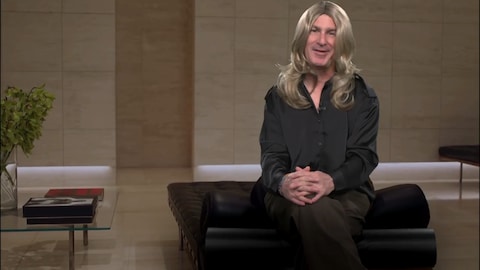 Jean-René Dufort porte une perruque aux longs cheveux blonds.