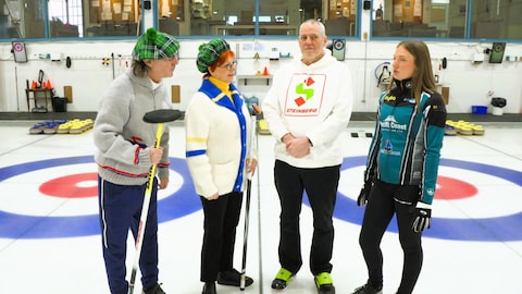 Zone 3 Chantal Lamarre et Jean-René Dufort sont sur la glace dans un arena de curling avec Benoît Chartier et Laurie St-Georges.