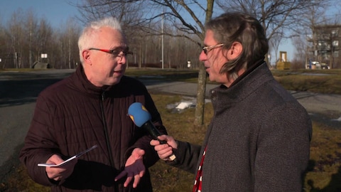 Zone 3 Le député Denis Trudel se fait interviewer par Jean-René Dufort dans un parc.