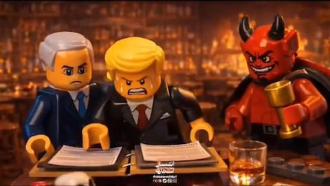 Donald Trump en figurine Lego est fâché devant des documents alors que le diable le regarde avec une coupe de vin à la main.