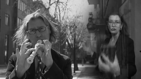 Jean-René Dufort joue de la flute et Geneviève Guillbault apparait à ses côtés.