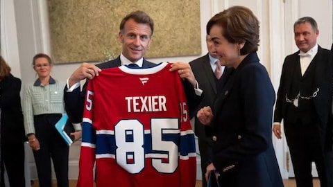 Zone 3 Christine Fréchette remet un jersey de hockey de Texier, joueur du Canadien, à Emmanuel Macron.