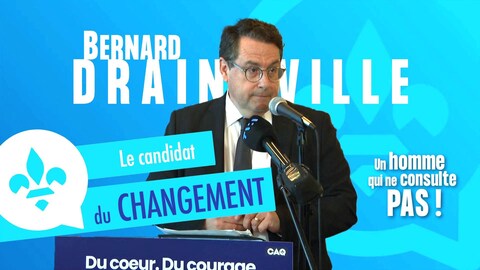 Radio-Canada Montage avec Bernard Drainville derrière un pupitre.