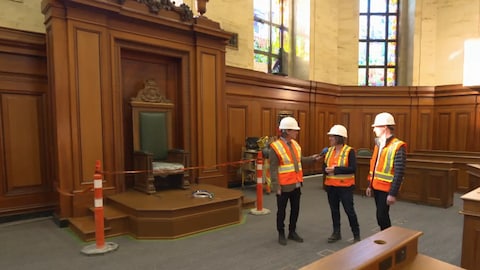 Jean-René Dufort rencontre des travailleurs de la construction à hôtel de ville de Montréal.