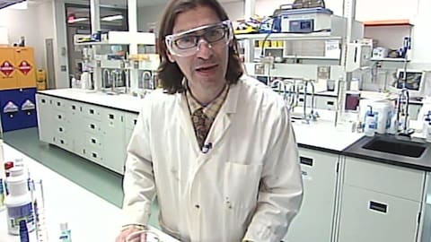 Jean-René Dufort dans un laboratoire.