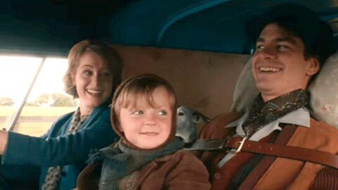 Une femme (Claire Foy) au volant, aux côtés d'un homme (Andrew Garfield) attaché sur une chaise roulante et avec un enfant sur les genoux.