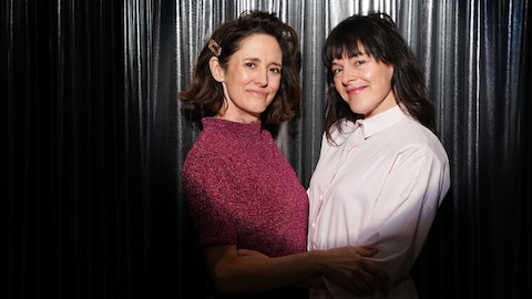  Isabelle Brouillette et Sophie Cadieux posent devant un rideau argenté.
