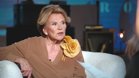 Janette Bertrand est assise dans un fauteuil et elle parle.