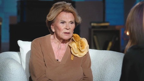 Janette Bertrand est assise dans un fauteuil face à France Beaudoin.