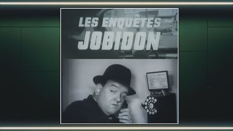 Une personne parle au téléphone.