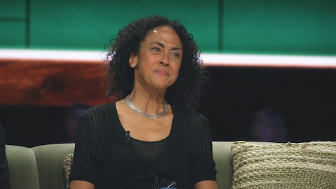 Linda Malo regarde devant elle.