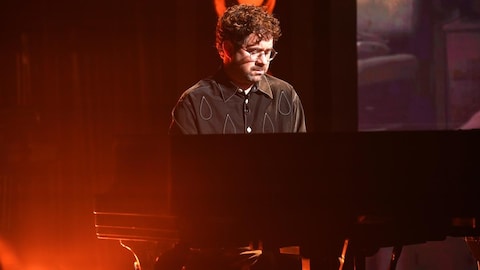 Jean-Michel Blais joue du piano.