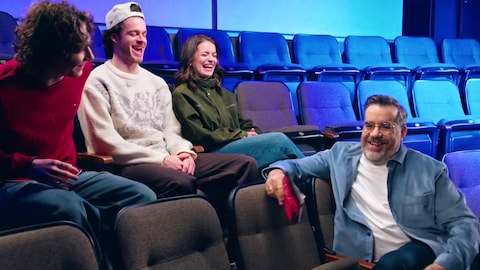 Philippe Scrive, Ariane Brunet, Dom Babin et Jean-Sébastien Girard sont assis dans une salle de cinéma.