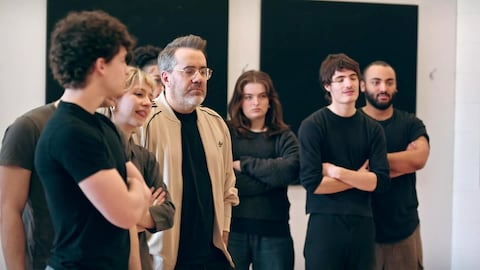Jean-Sébastien Girard et un groupe d'élèves dans une salle. Plusieurs ont les bras croisés.