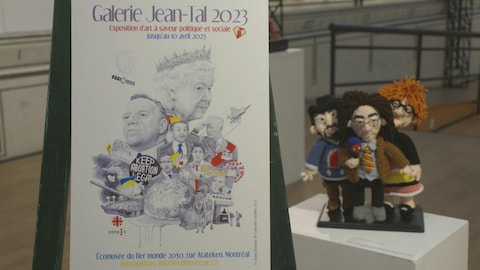 Une affiche dans une galerie et des poupées en tricot à l'effigie de MC Gilles, Jean-René Dufort et Chantal Lamarre.