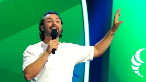 L'humoriste est sur scène.