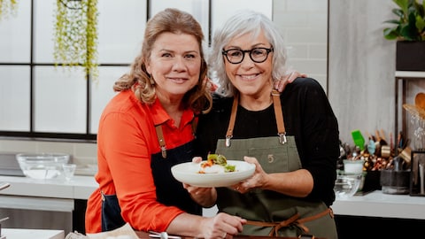 Marina Orsini et Josée Robitaille posent avec leur plat dans la cuisine.