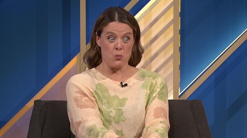 KOTV Julie Le Breton fait des simagrées sur le plateau de Question de jugement.