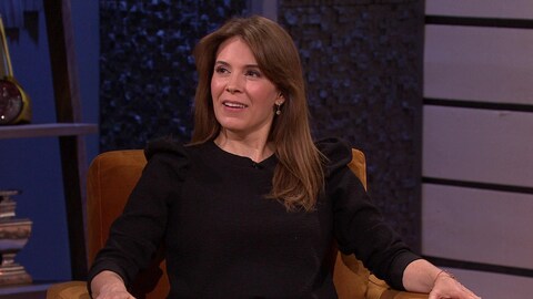 Julie Perreault sur un fauteuil.