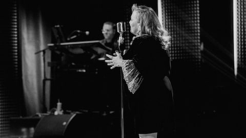 Kathleen Fortin sur le plateau d'En direct de l'univers.