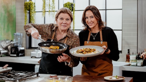 Kimberly Lallouz et Marina Orsini posent en cuisine avec leurs plats.