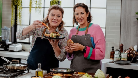 Marina Orsini et Kimberly Lallouz posent avec des tacos dans la cuisine.
