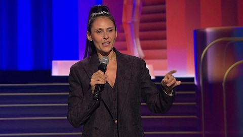 Korine Côté fait un numéro d'humour sur scène.