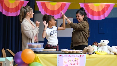 Alix vend des petits gâteaux avec sa fille et son amie Léo.