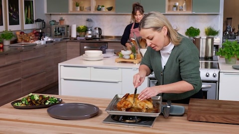 Isabelle cuisine un poulet en crapaudine.