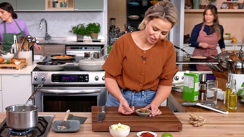 Dans la cuisine de l'émission, Isabelle Deschamps-Plante tient une cuillère remplie d'épice.