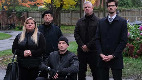 Karine, Thierry, le général Charette, Stéphane et Antoine son dans l'allée de la Maison-Bleue et regardent devant eux.