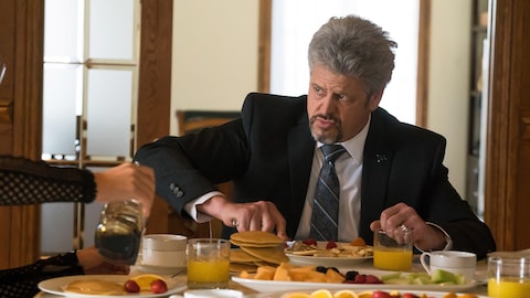À la table du président, Bourdeau mange des crêpes.