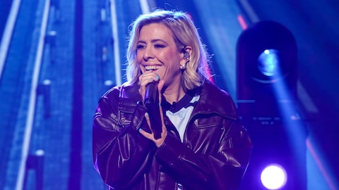 Laurence Nerbonne chante sur le plateau de Bonsoir bonsoir.
