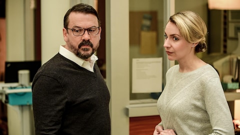 Les deux acteurs sont à la réception d'un hôpital psychiatrique dans une scène de l'émission Cerebrum.