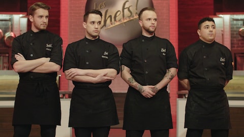 Anthony, Jean-Christophe, Elliot et Amine sont debout dans la cuisine des Chefs et attendent le verdict.