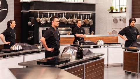 Luca, Suzie Guillaume et Anthony devant leur station de travail dans la cuisine des Chefs!
