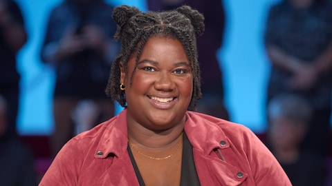 Fair play / Marc-Andre Lapierre Portrait de Brigitte Lafleur souriante sur le plateau des enfants de la télé.