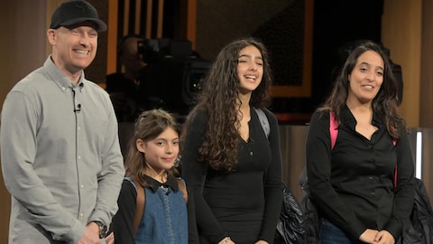 L'entrepreneur est avec ses deux filles et son épouse, elles portent toutes trois les bretelles à manteau d'hiver. 