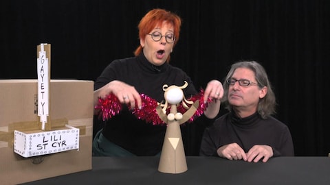 Chantal Lamarre et Jean-René Dufort jouent avec des personnages en papier et en carton.
