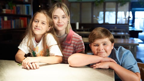 Emma (Juliette Aubé), Jade (Émi Chicoine) et Jules (Joey Bélanger) sont assis à une table dans une salle à manger de restaurant.                 
