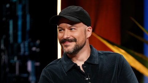 Marc-André Grondin souriant à l'animateur.