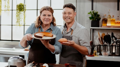 Marina Orsini et Marc-André Royal posent en cuisine avec une tarte à la patate douce.
