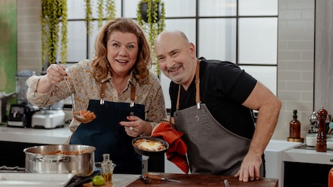 Marina Orsini et Marc Maulà posent avec un chili dans la cuisine.