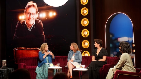 Karine Dufour/La production est encore jeune Nathalie Petrowski, Marie-Chantal Perron et Marie-Ève Perron sur le plateau de Bonsoir bonsoir. Une photo de Marc Messier est projetée derrière elles.